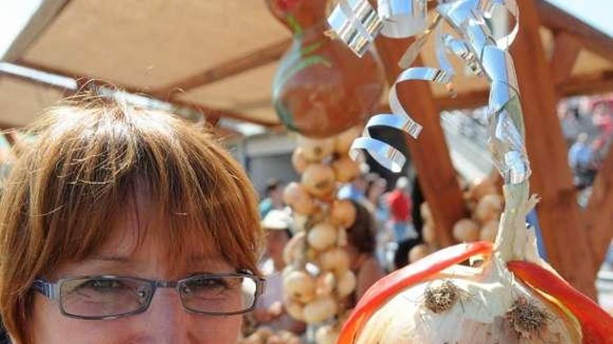 Una vendedora muestra una cebolla decorada.  // Gustavo Santos