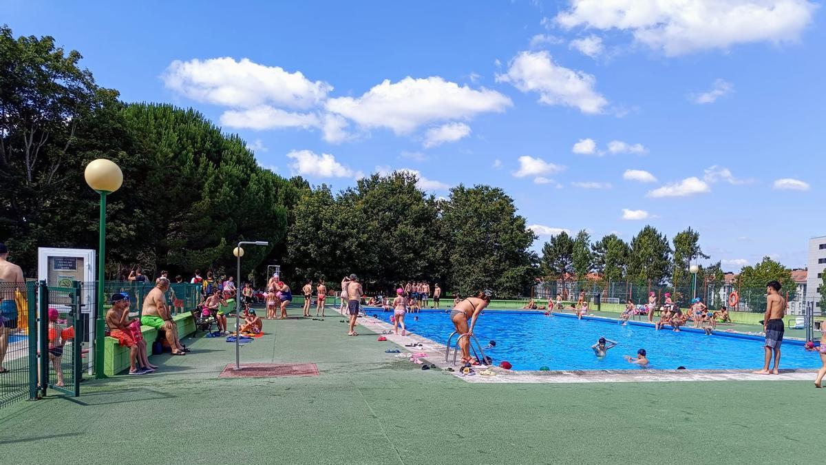 Familias en la piscina municipal de O Milladoiro.