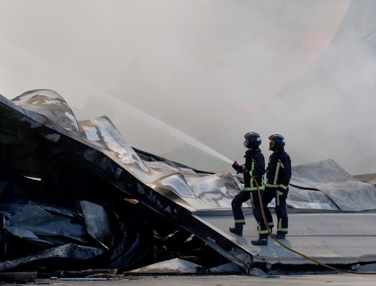 Un incendio arrasa una fábrica de muebles de baño en Villa del Río