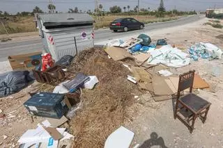 El Ayuntamiento anuncia mano dura contra la pésima imagen de las basuras fuera del contenedor