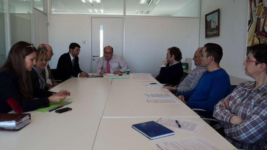 Pérez Ares con dirección y Anpa del CEIP de Randufe, concejalas de Tui, inspección y unidad técnica. // C. /E.G.