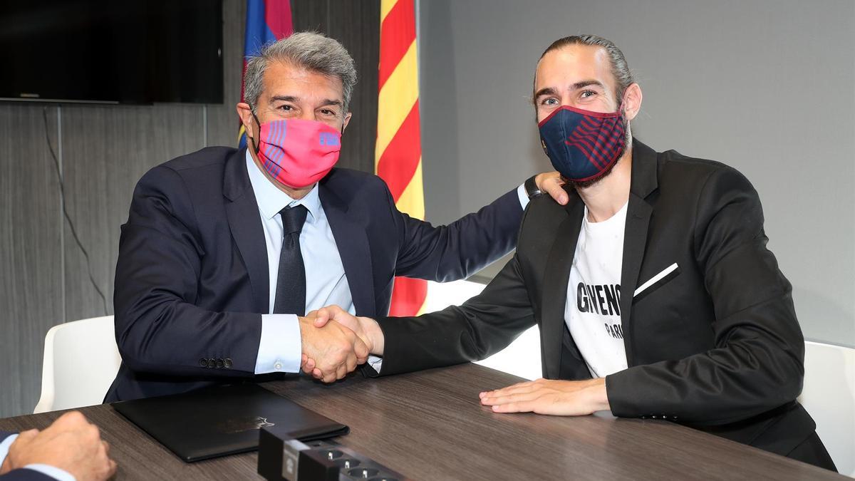 El presidente del FC Barcelona, Joan Laporta, y el jugador Òscar Mingueza