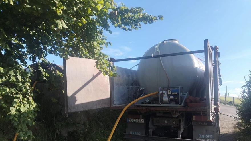 El Ayuntamiento de Salas refuerza con cubas de agua los riegos agrícolas y ganaderos de La Cabruñana y Ardesaldo