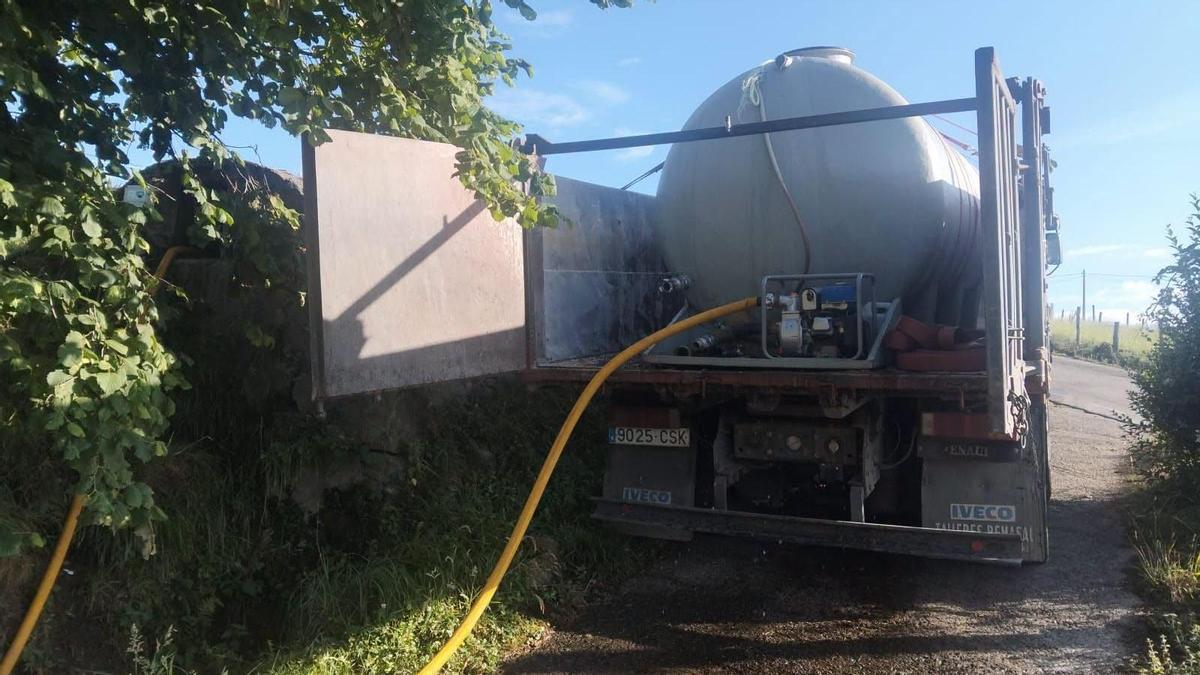 Una de las cubas de agua enviadas por el Ayuntamiento a La Cabruñana y Ardesaldo.