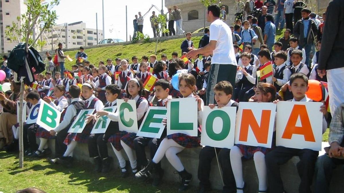 Niños palestinos en la inauguracion del Barcelona Peace Park en la ciudad de Gaza .