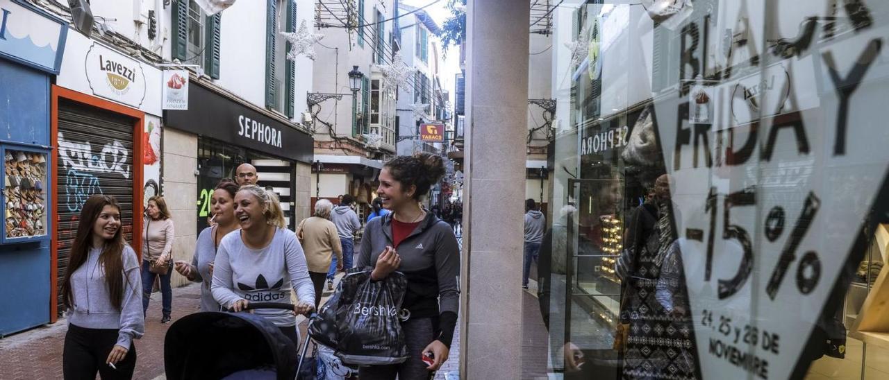 El comercio prepara un Black Friday con descuentos moderados.