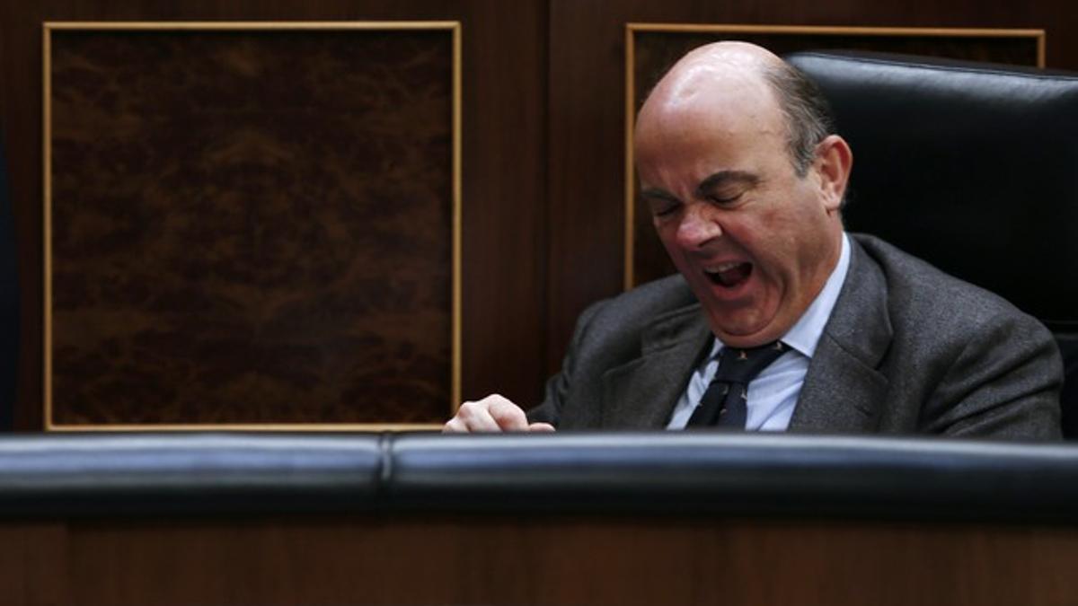 El ministro de Economía, Luis de Guindos, bosteza durante el pleno presupuestario, el pasado 20 de diciembre en el Congreso.