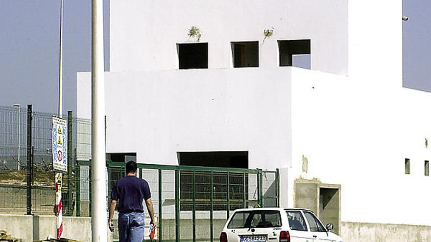 Depósito de vehículos hecho en El Goro por Mazotti. Su interior sigue vacío, con los coches en otro solar.