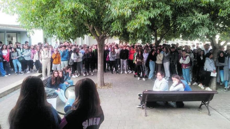 El claustro de Bendinat y los alumnos de Sineu se concentran contra la Lomloe
