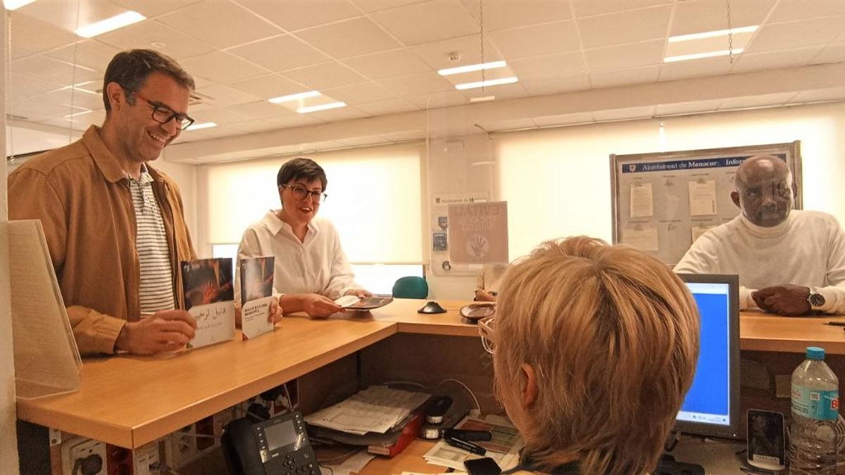 El alcalde Miquel Oliver y la regidora Carme Gomila han presentado este miércoles la nueva guía.