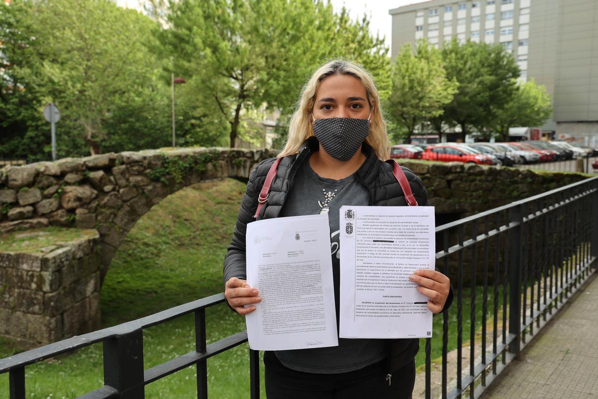 Verónica, con la denuncia y la orden de desahucio