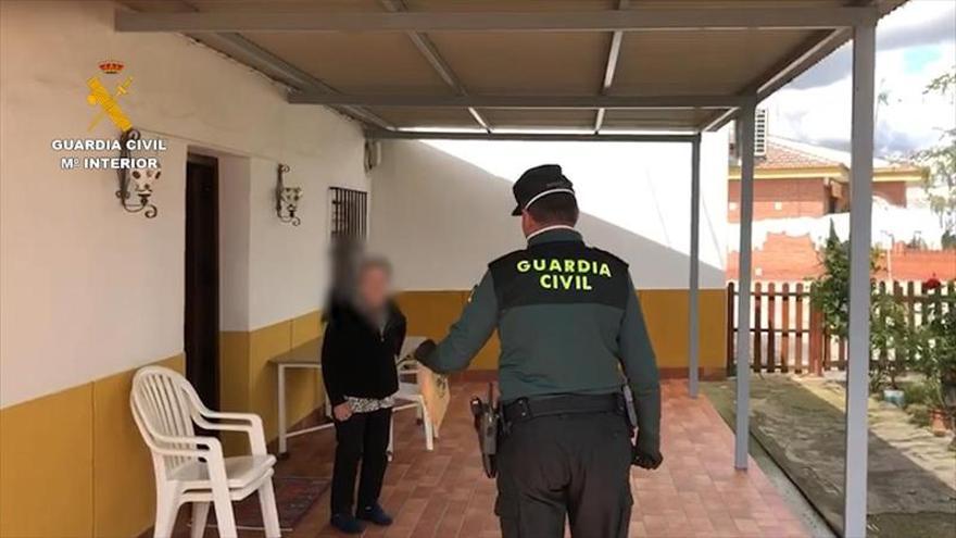 Agentes ayudan a un matrimonio de Santaella