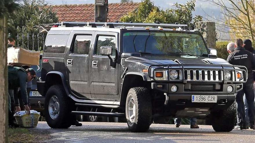 El hummer intervenido ayer sirvió para llevarse cajas con documentación.