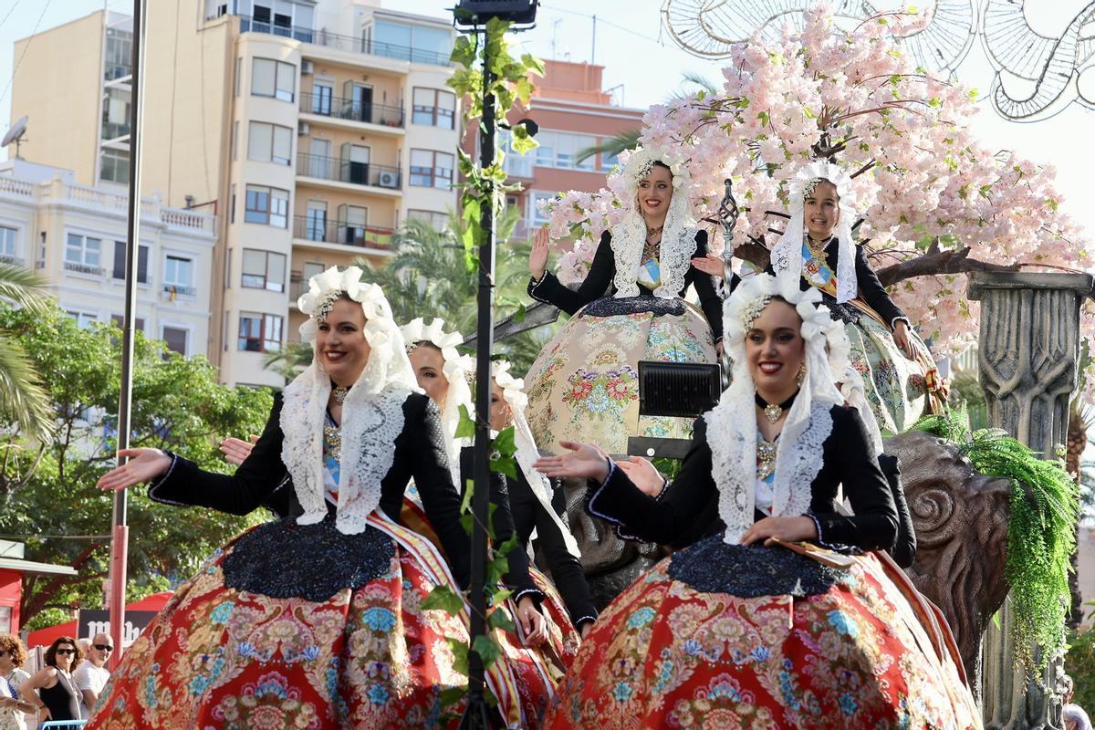 Así es el Desfile Folclórico de las Hogueras de Alicante
