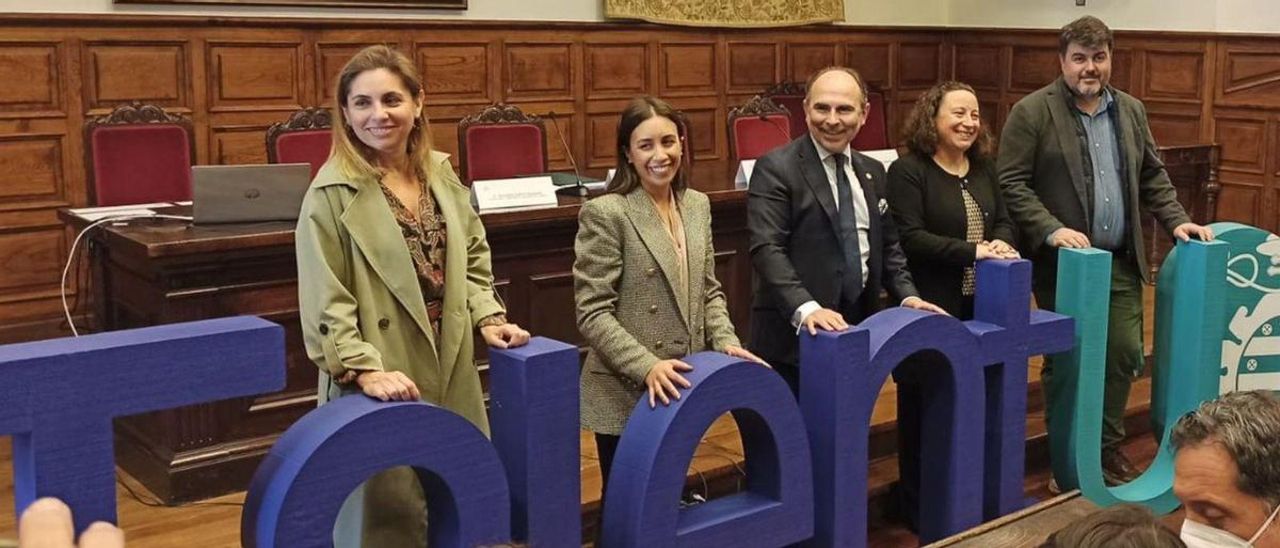 Por la izquierda, Cristina Fanjul, Patricia Quintana, Ignacio Villaverde, Begoña Cueto y Pablo Arboleya, ayer, en el Aula Magna de la Universidad de Oviedo con las letras de “TalentUO”. | M. G. S.