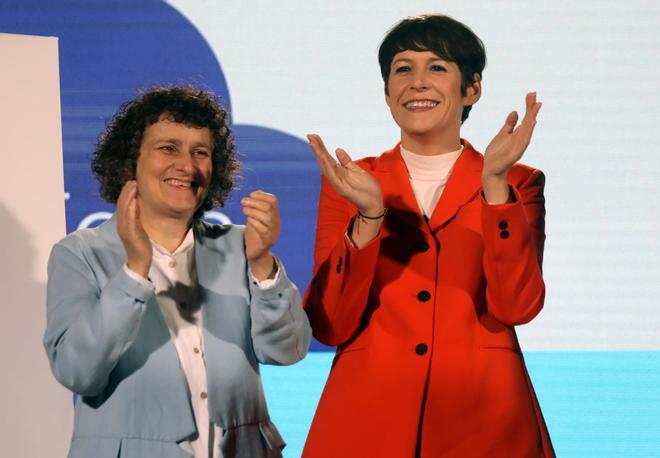La portavoz nacional del BNG, Ana Pontón (d), y la candidata al ayuntamiento de Santiago, Goretti Sanmartín (i), participan este jueves, en el acto de inicio de campaña en Santiago de Compostela.
