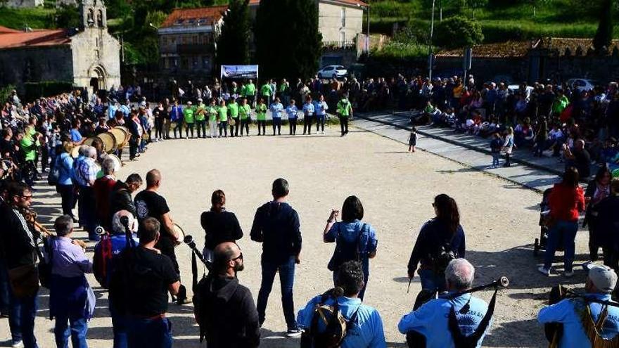 Preto de un centenar de músicos, a maioría gaiteiros, na homenaxe no igrexario do Hío. // G.Núñez