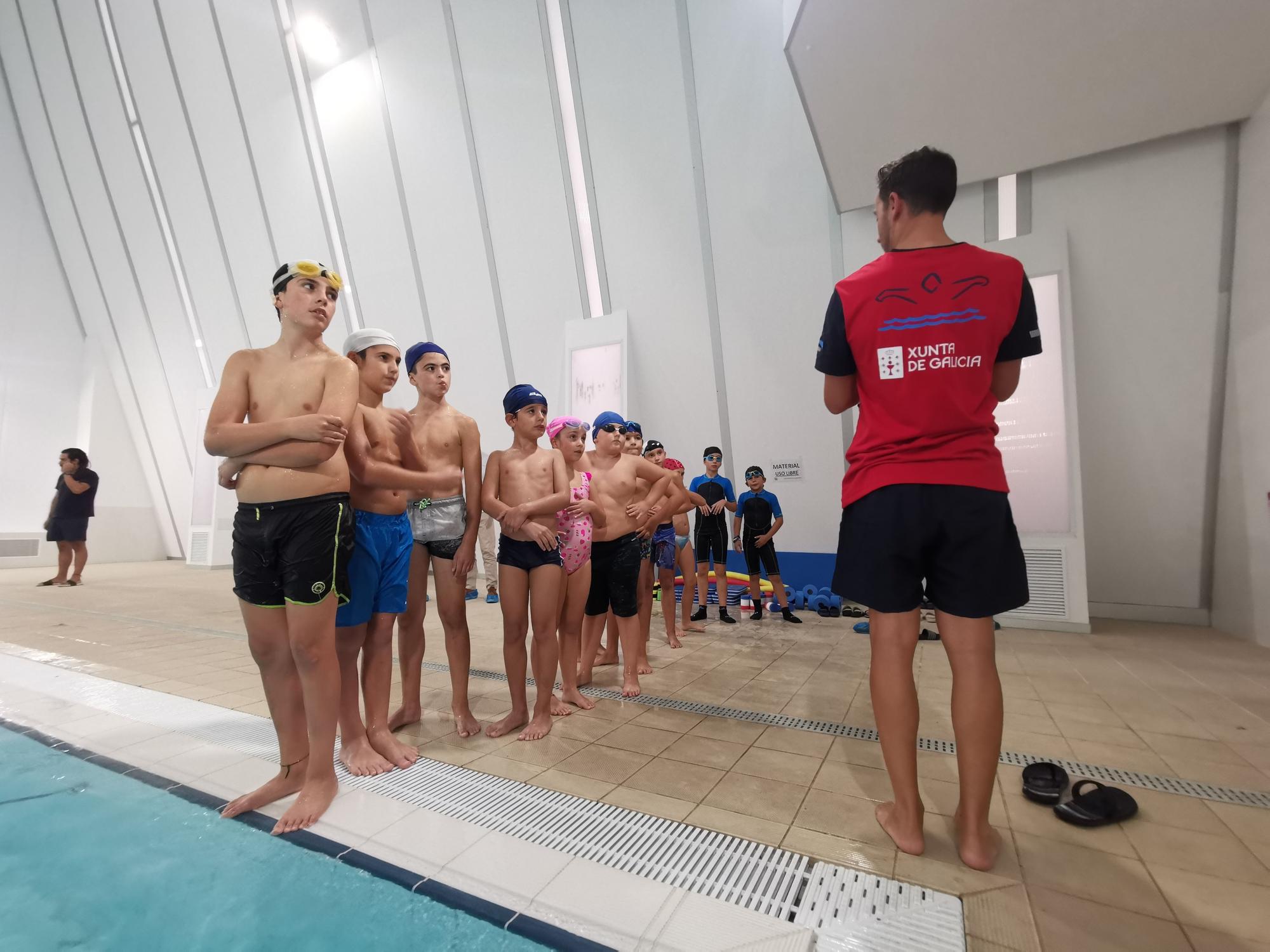 Inicio de los cursos de natación en la piscina de As Lagoas, en Bueu