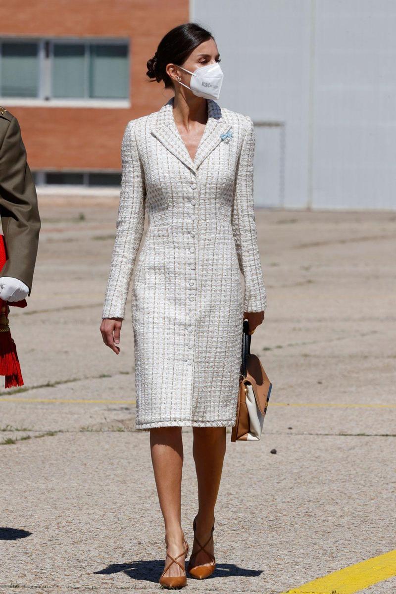 El look de la reina Letizia con el vestido de Felipe Varela que llevó en el bautizo de la princesa Leonor, y accesorios en color cuero