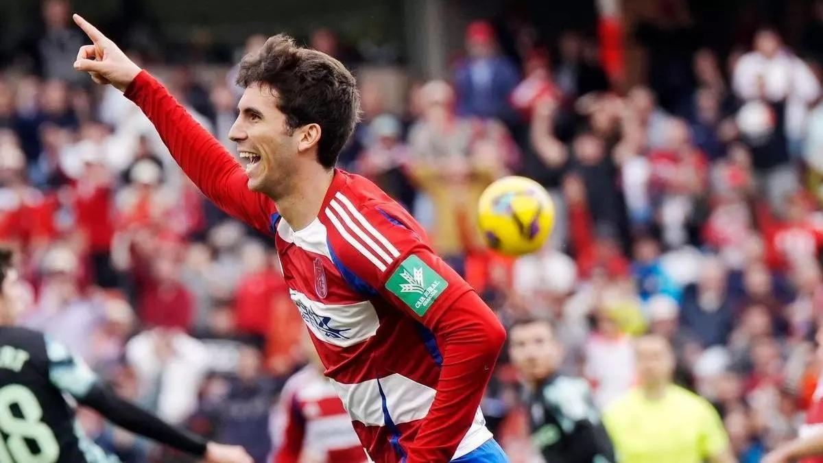 Manu Lama celebra un gol con el Granada CF.