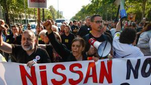 Varios trabajadores de la empresa automovilística Nissan se concentran frente a la sede del Consulado General de Japón en Barcelona, a 19 de mayo de 2026, en Barcelona.