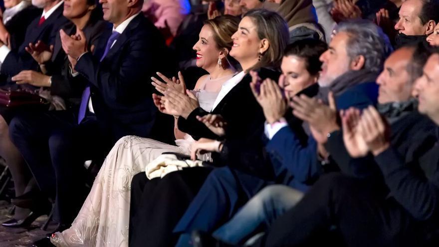 La presidenta del Cabildo de Tenerife, Rosa Dávila, y la administradora general de RTVC, María Méndez, entre el público.