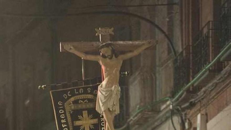 Paulino Galván, primero por la izquierda, cargando el Crucificado el viernes.