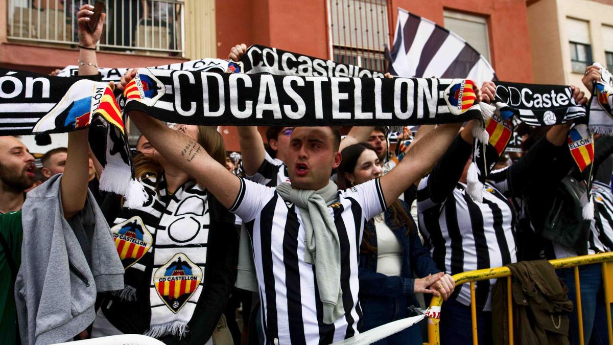 Aficionados albinegros durante el recibimiento al autocar del equipo en la previa del Castellón-Almería.