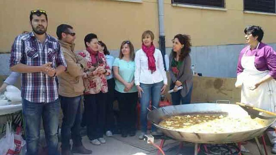 Responsables del instituto toresano y de las ONG durante una paellada celebrada para recaudar fondos. Foto