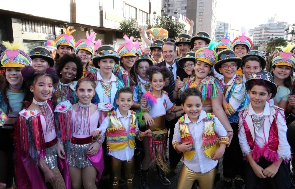 Miles de personas se congregan en el centro de la ciudad para seguir la marcha de las 28 agrupaciones que desfilaron entre Isaac Peral y la Porta do Sol.