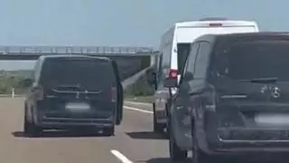 Dos detenidos por el acoso a una furgoneta con una bandera española con el escudo del Atlético tras la final de la Copa