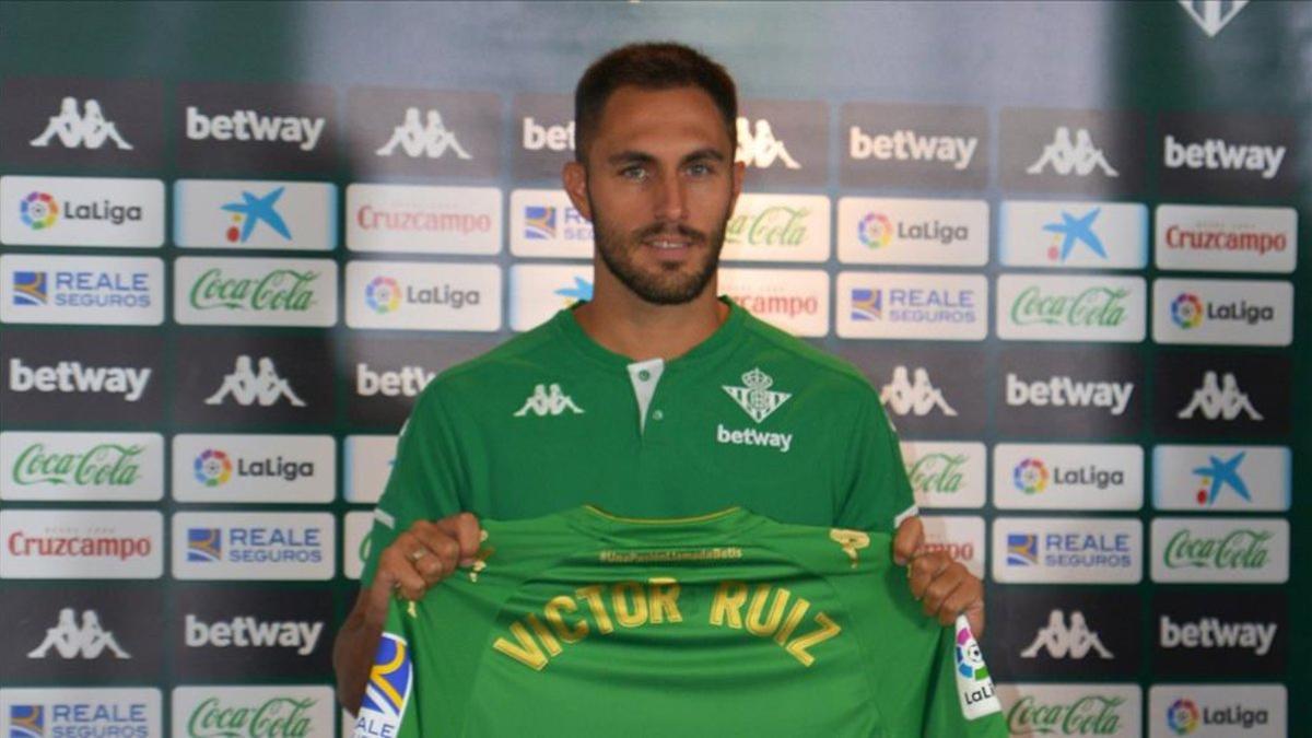 Víctor Ruiz posando con la camiseta del Real Betis