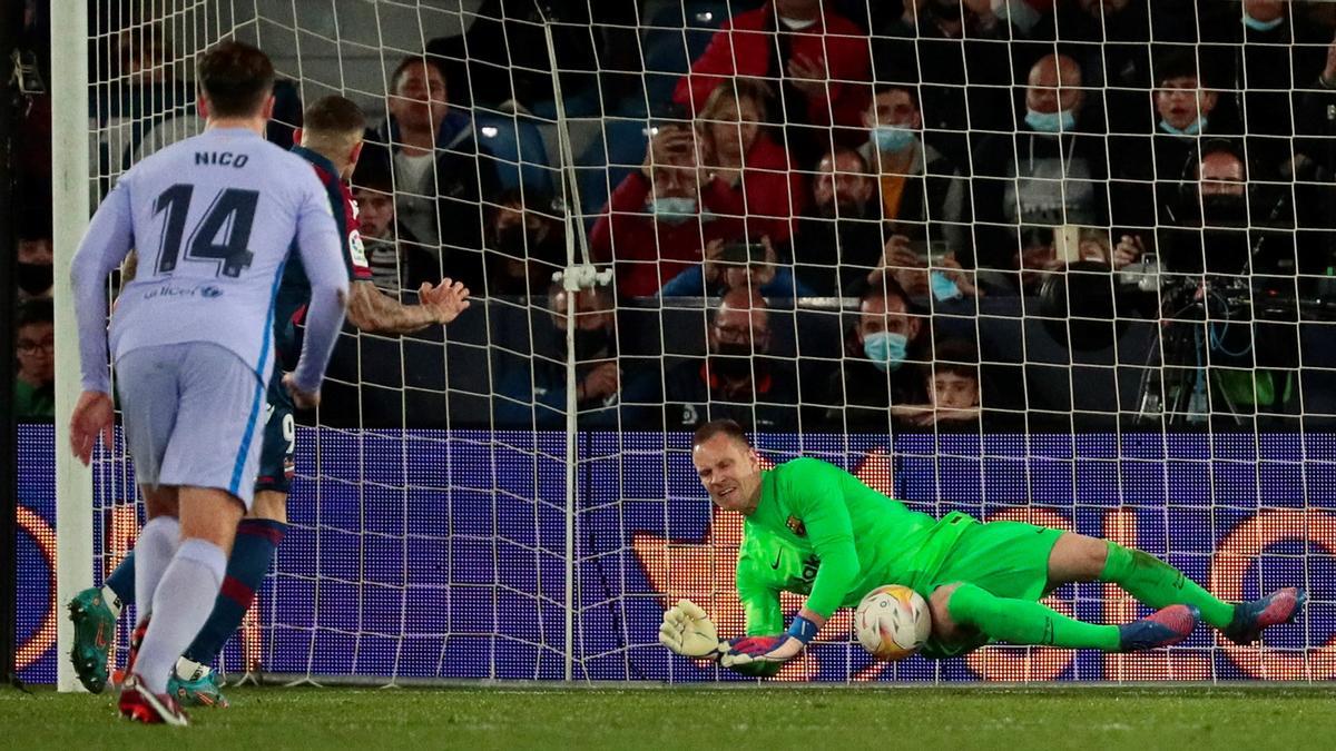 Ter Stegen detiene el tiro de Roger en el segundo penalti.