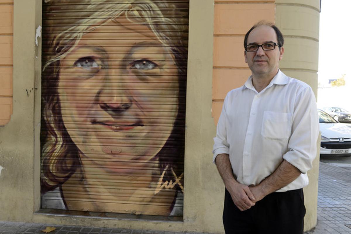 Salvador Soler, uno de los propietarios del bar Catalunya, en la calle Pere IV, ante el retrato de una vecina.