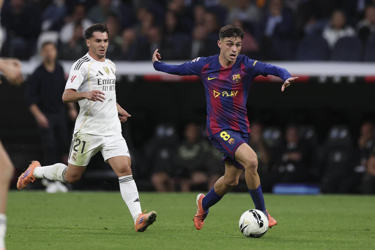 Pedri y Brahim, en una acción del clásico de la primera vuelta