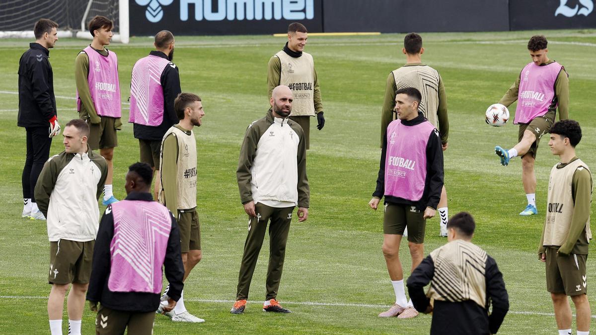 Claudio Giráldez, en medio de sus jugaores, durante el entrenamiento matinal celebrado ayer por el Celta.