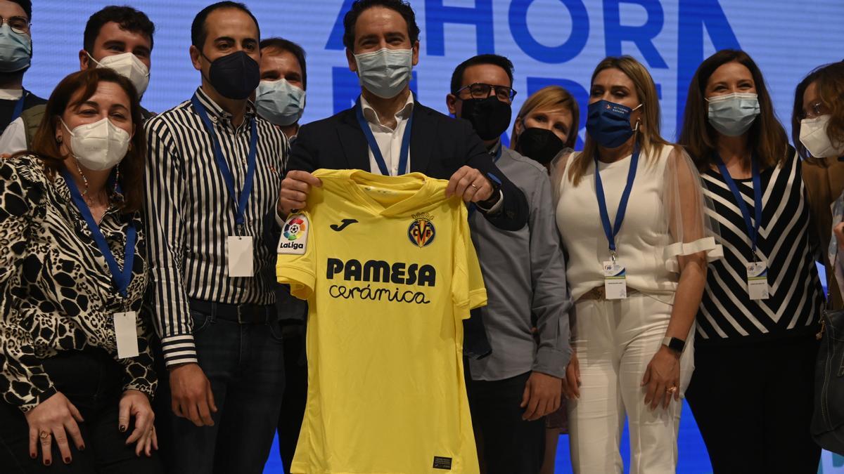 Los afiliados de Vila-real entregaron una camiseta del Villarreal a Teodoro García Egea.
