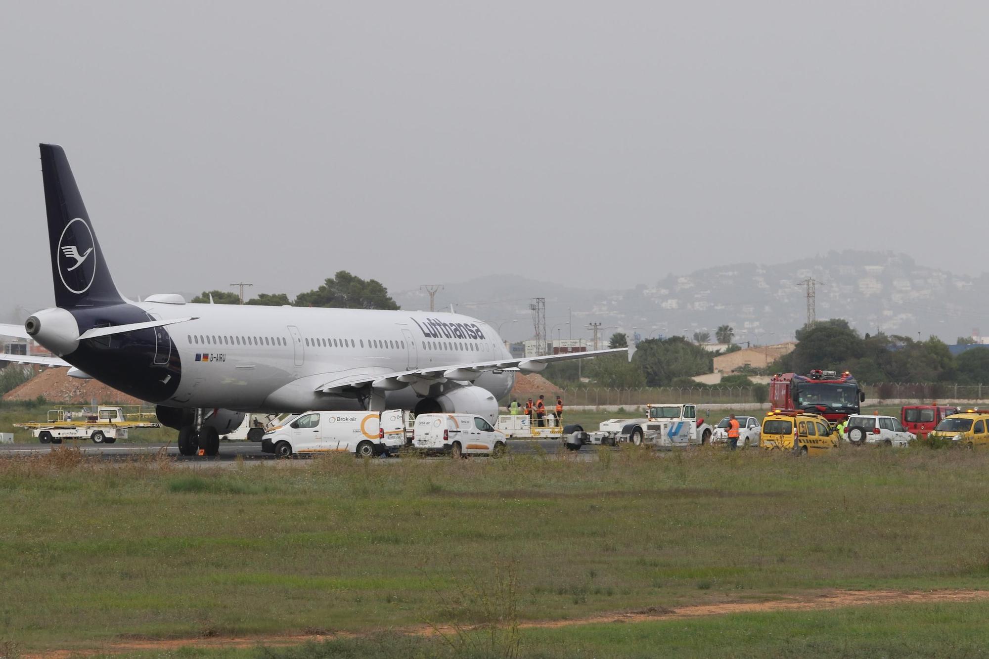 Mira aquí todas las imágenes del avión que bloquea el aeropuerto de Ibiza