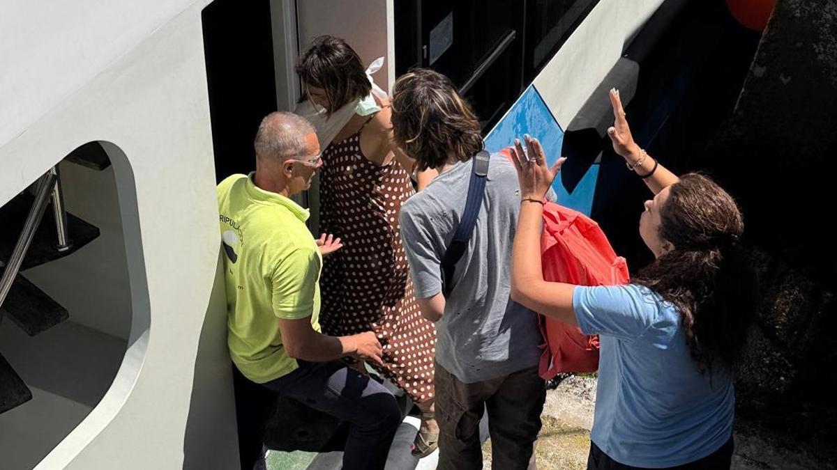 Un momento del traslado de la mujer accidentada en barco.