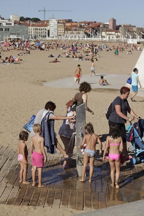 Bañistas en la playa de Poniente