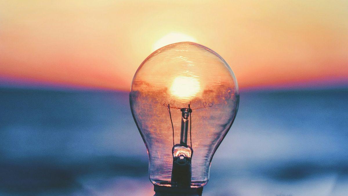 Estado hipnagógico y creatividad: cómo el cerebro genera ideas entre sueño y vigilia.