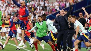 Luis de la Fuente y el banquillo español celebran la clasificación tras ganar a Alemania en la Eurocopa.