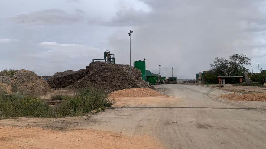 El acceso a la planta de residuos con montañas de desechos y, al fono, el incendio. | AS