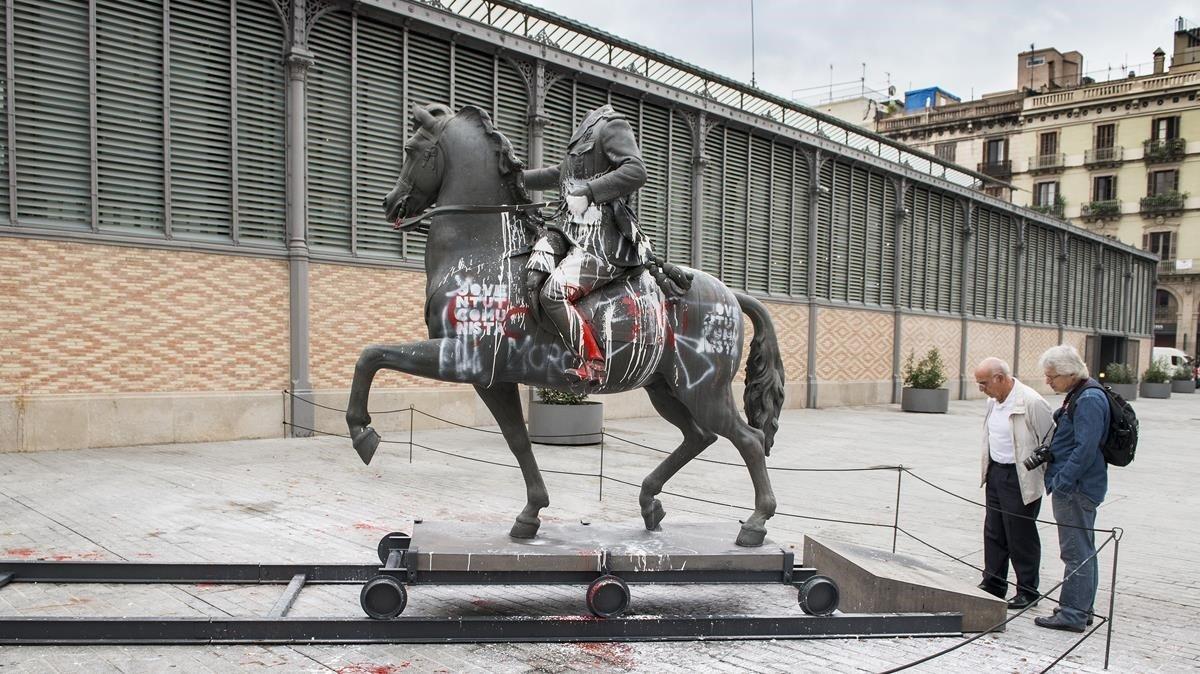 fcasals35961716 barcelona  19 10 2016 estatua de franco manchada de pintura 190408161523