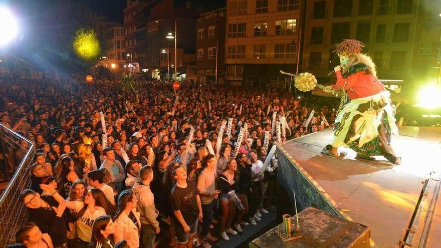 Una multitud llenó la Plaza de España para ver la actuación de la orquesta Panorama. // Gustavo Santos