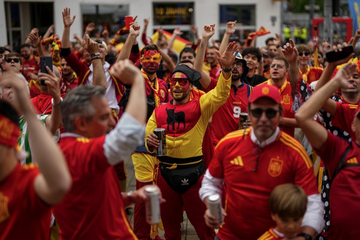 Aficionados españoles antes del partido contra Italia, en Gelsenkirchen. 