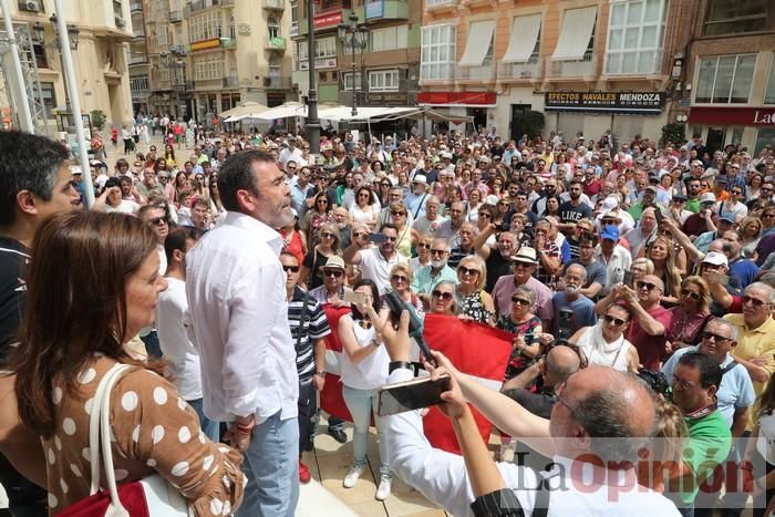 Cientos de personas protestan frente al Ayuntamiento de Cartagena por el pacto entre PP, PSOE y Cs