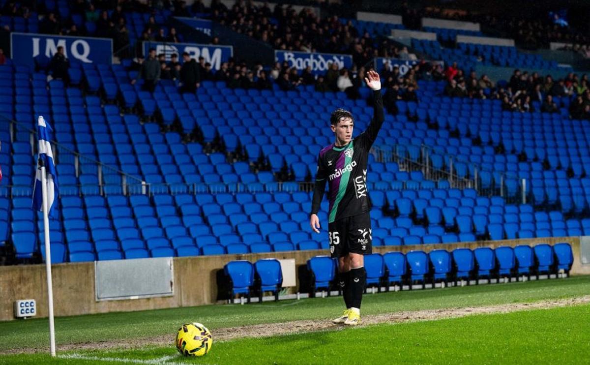 Aarón Ochoa se dispone a sacar un córner en Anoeta.