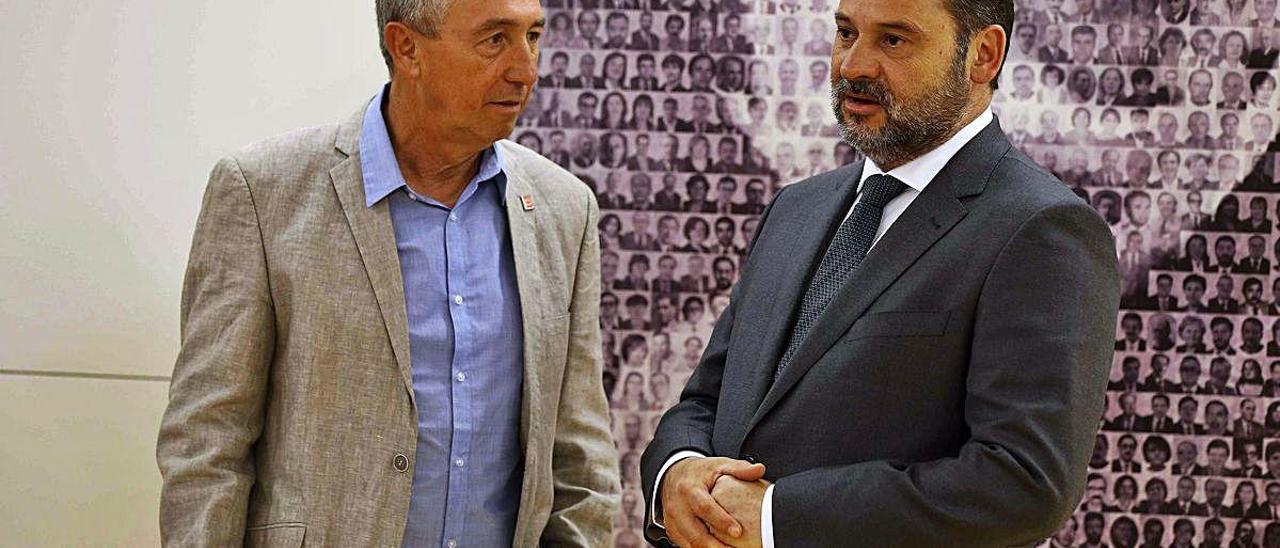 Baldoví y Ábalos, en una reunión en julio de 2019 para negociar la investidura de Sánchez.