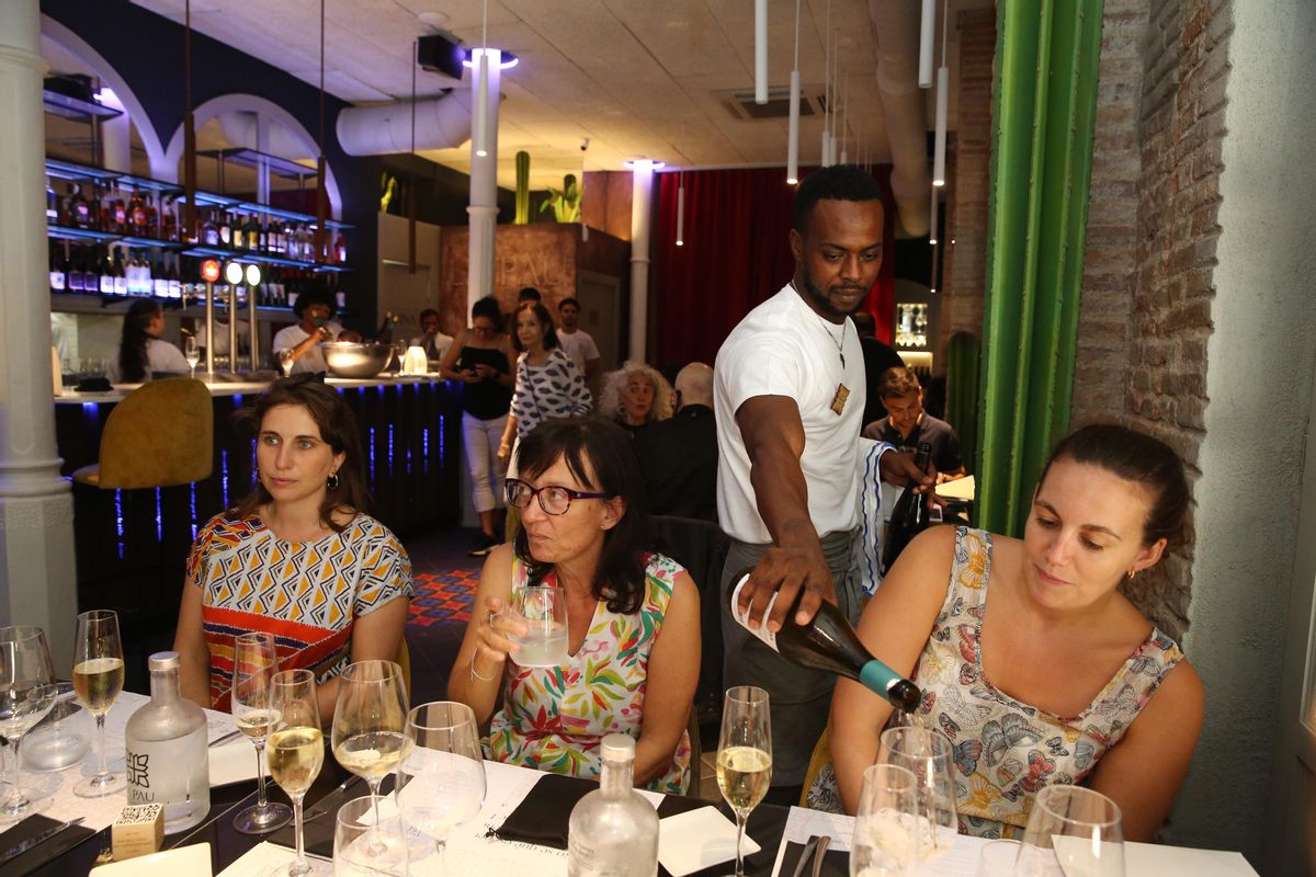 Un restaurant amb personal de «segona oportunitat» trenca motllos en el Gòtic Un restaurant amb personal de «segona oportunitat» trenca motllos en el Gòtic